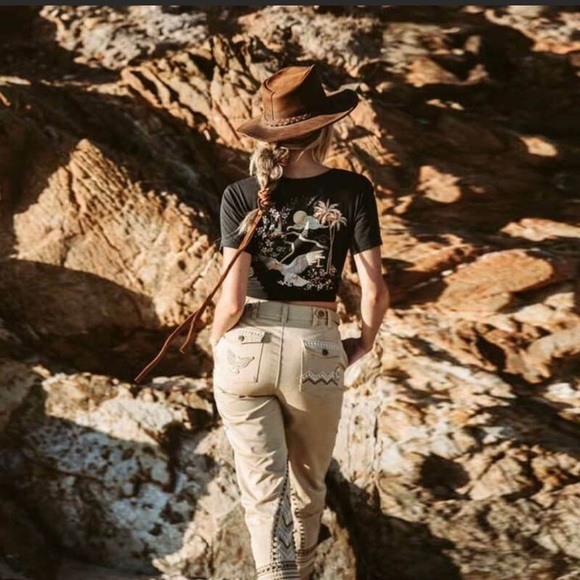 Byron Is For Lovers Graphic Tee - Picture 4 of 5